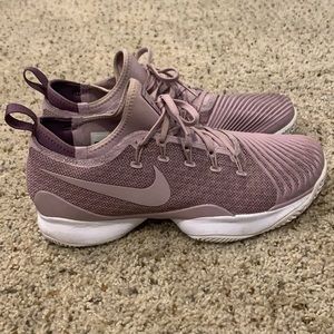 Nike tennis court shoes